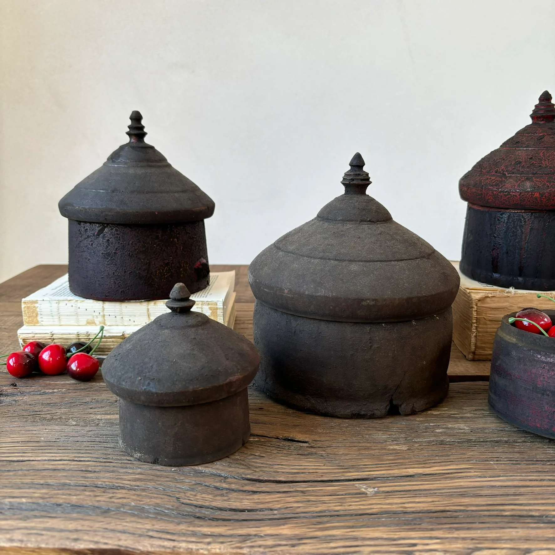 Antique carved Tika Pot - Image 2
