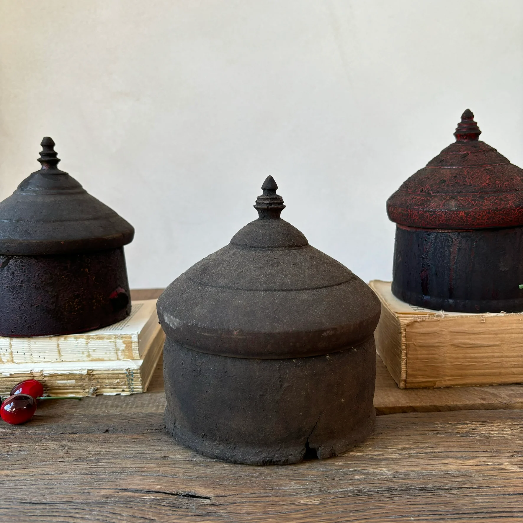 Antique carved Tika Pot - Image 4