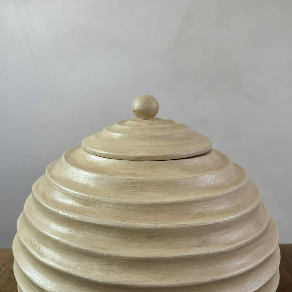 Beehive shaped ribbed pot - Image 2