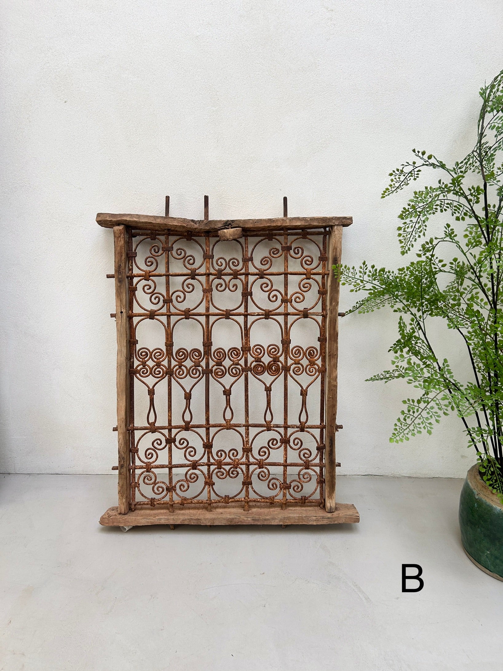 Cast iron antique wooden window grille | Agus - Image 2
