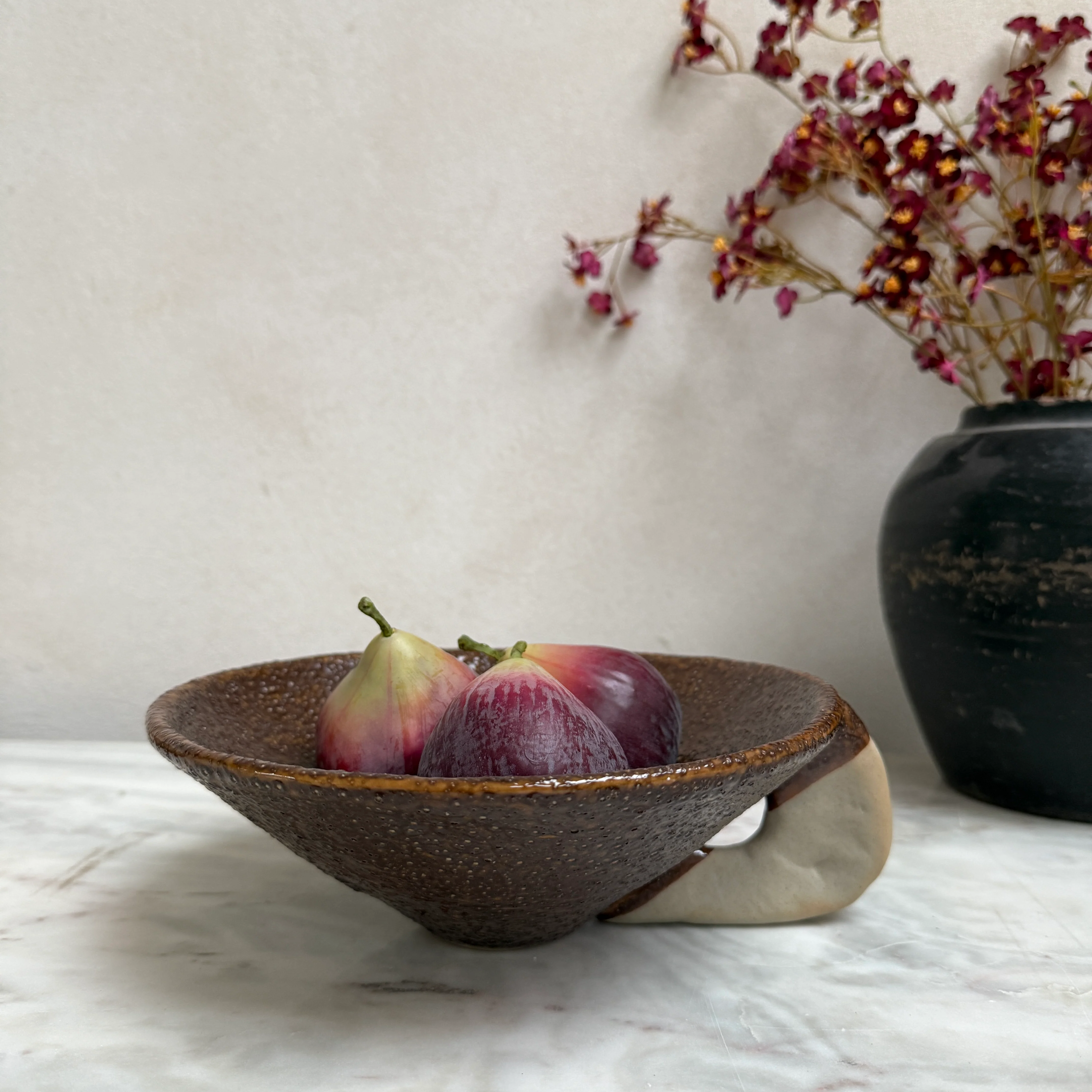 Decorative stoneware serving bowl | Kin - Image 3
