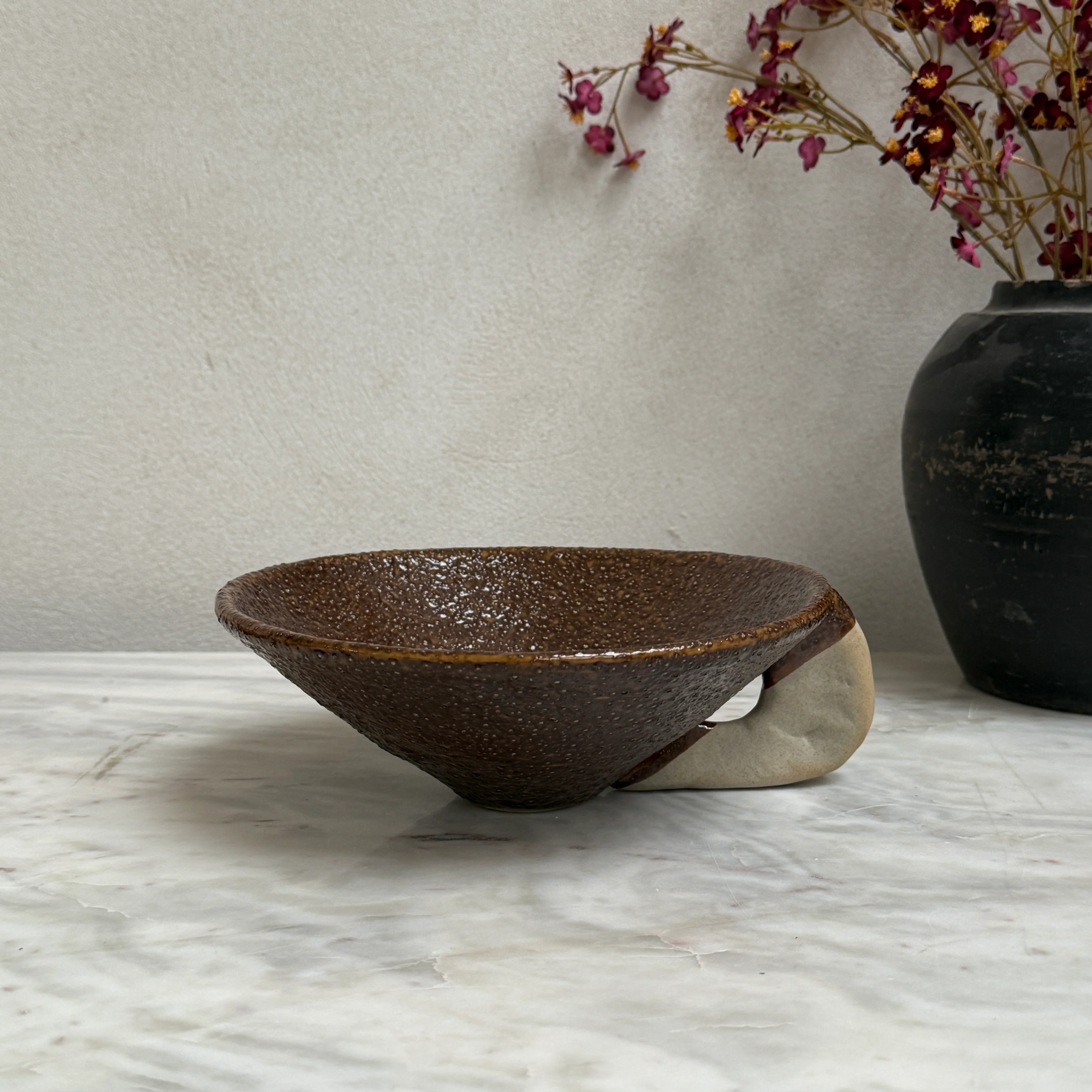 Decorative stoneware serving bowl | Kin - Image 4