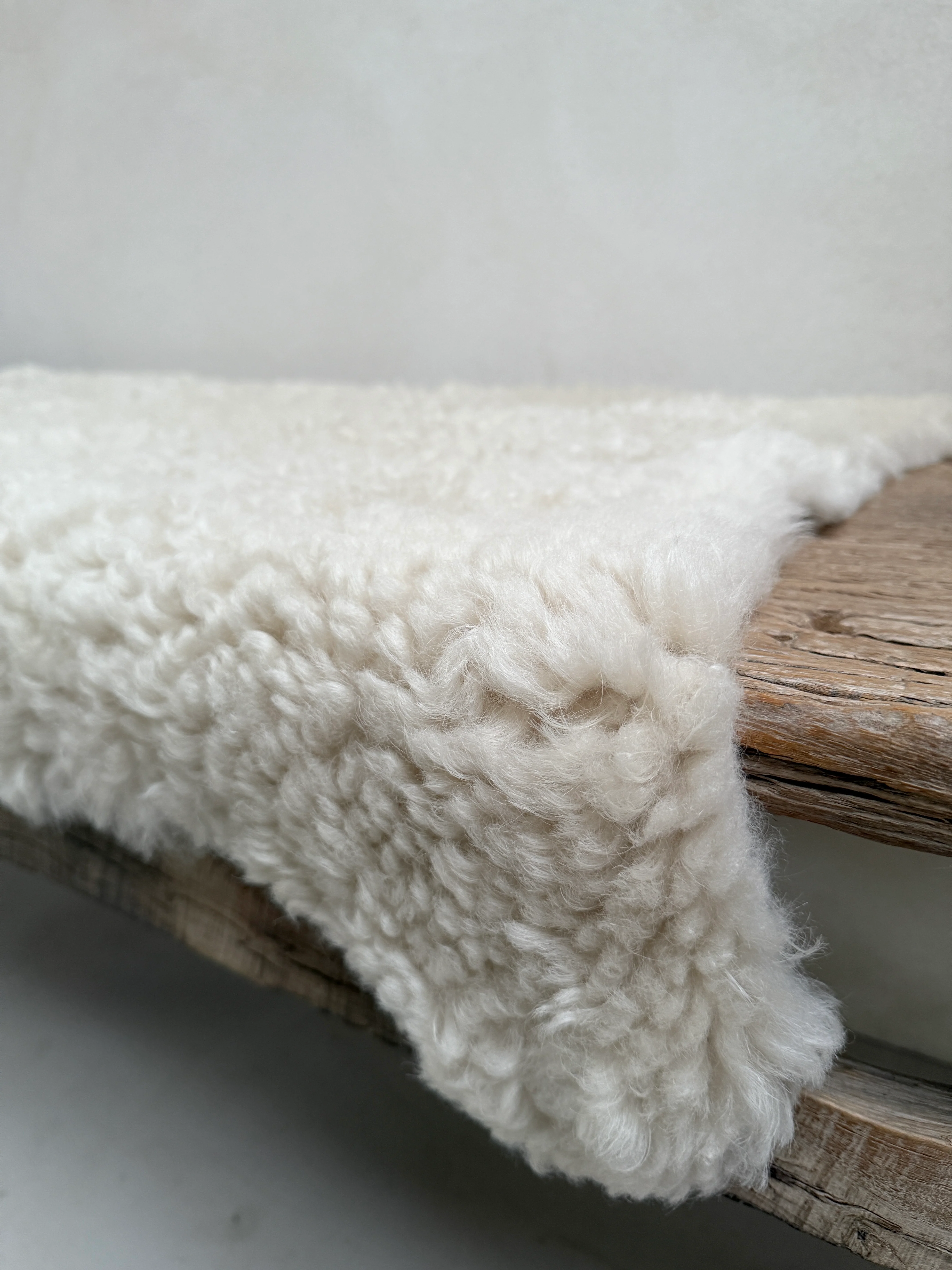 Extra large sheepskin rug | short wool - Image 3