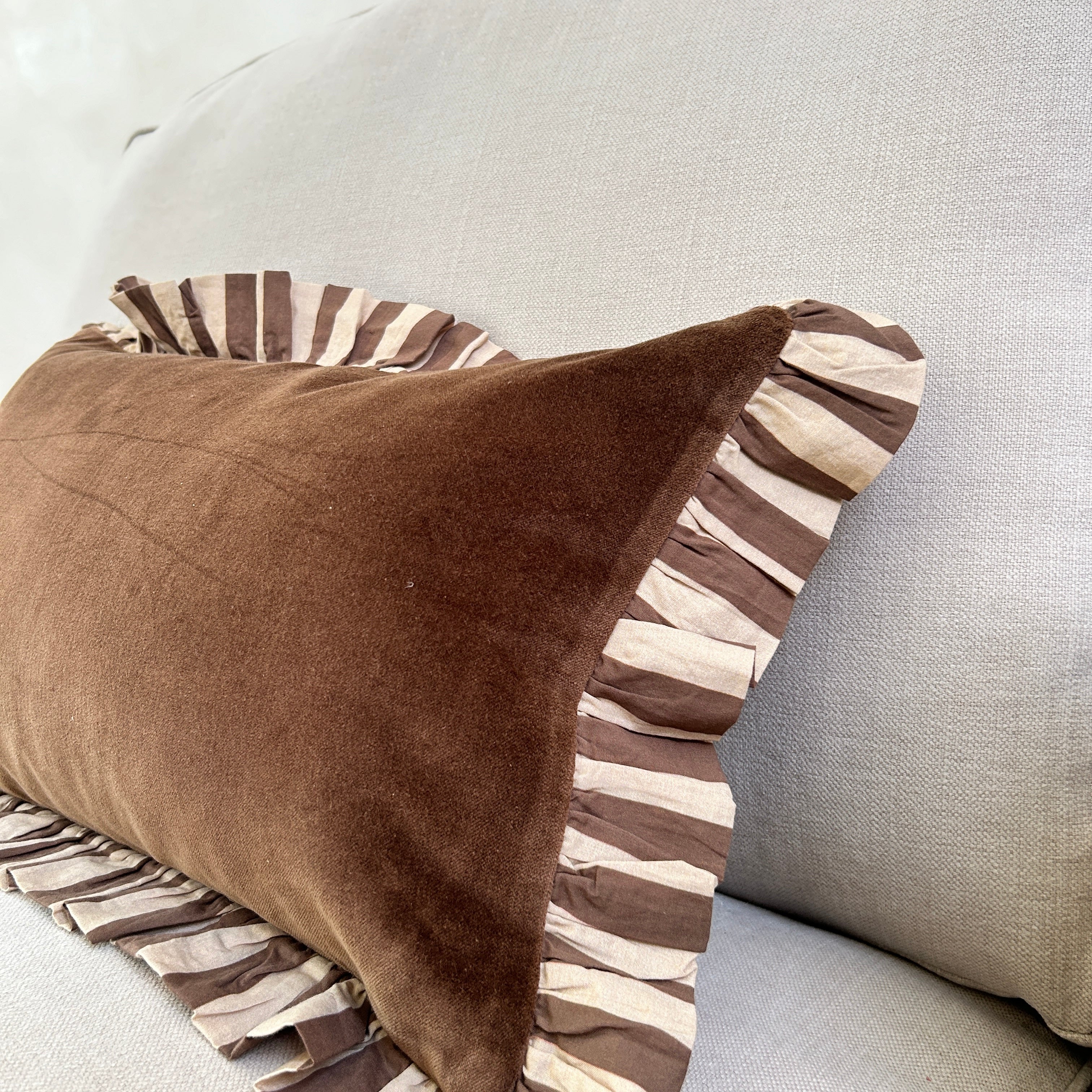 Frilled velvet cushion | Brown - Image 5