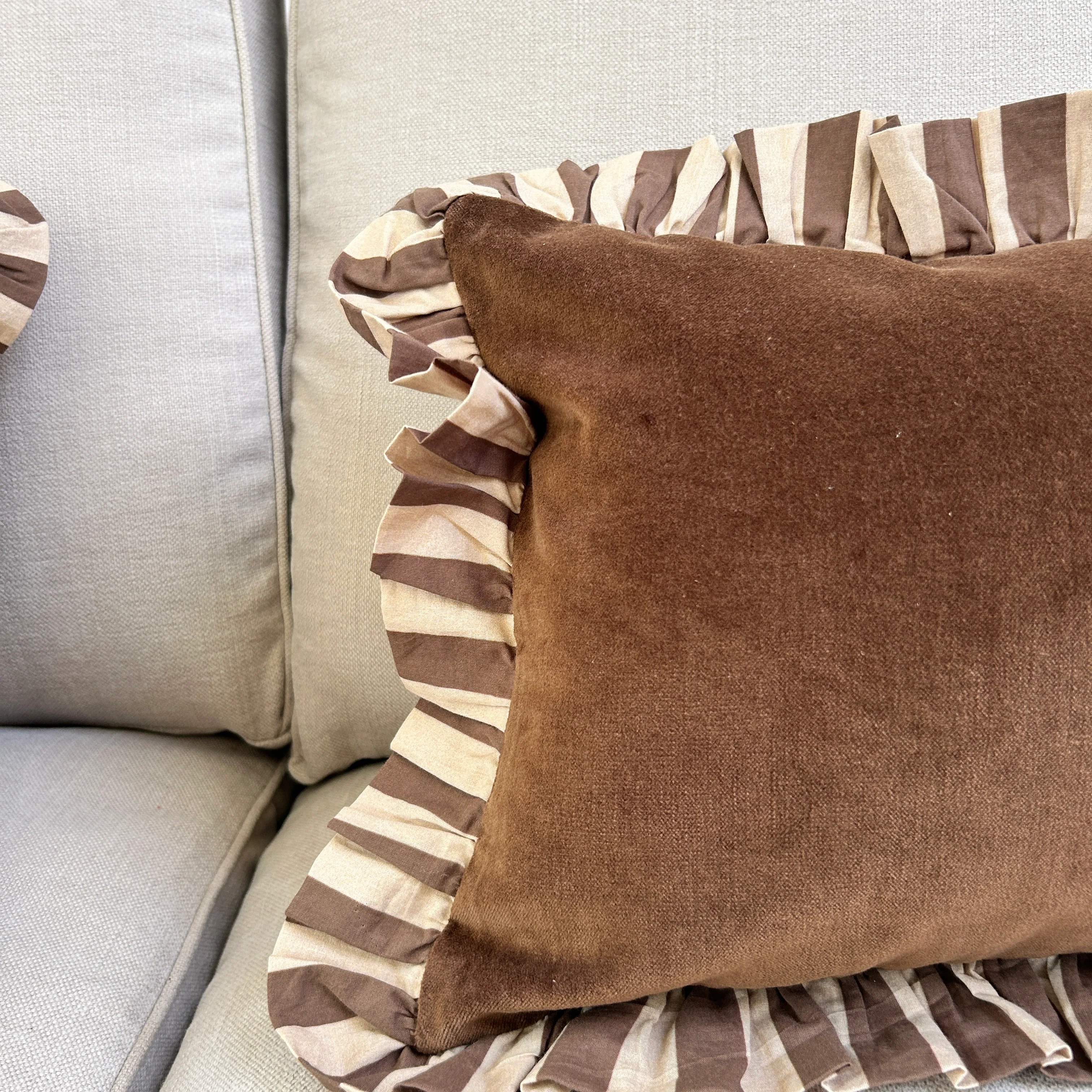 Frilled velvet cushion | Brown - Image 6