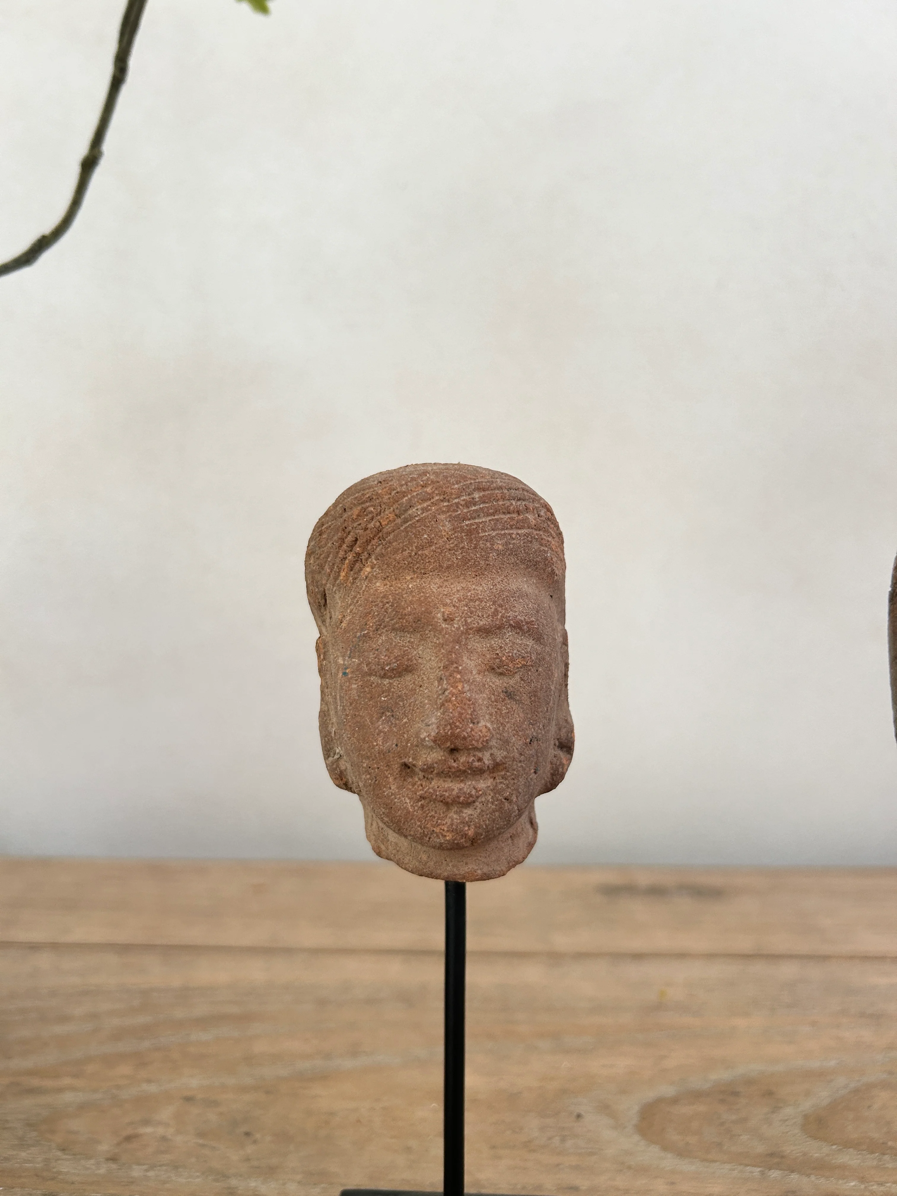 Hand-made antique terracotta heads on stand | Sita - Image 4