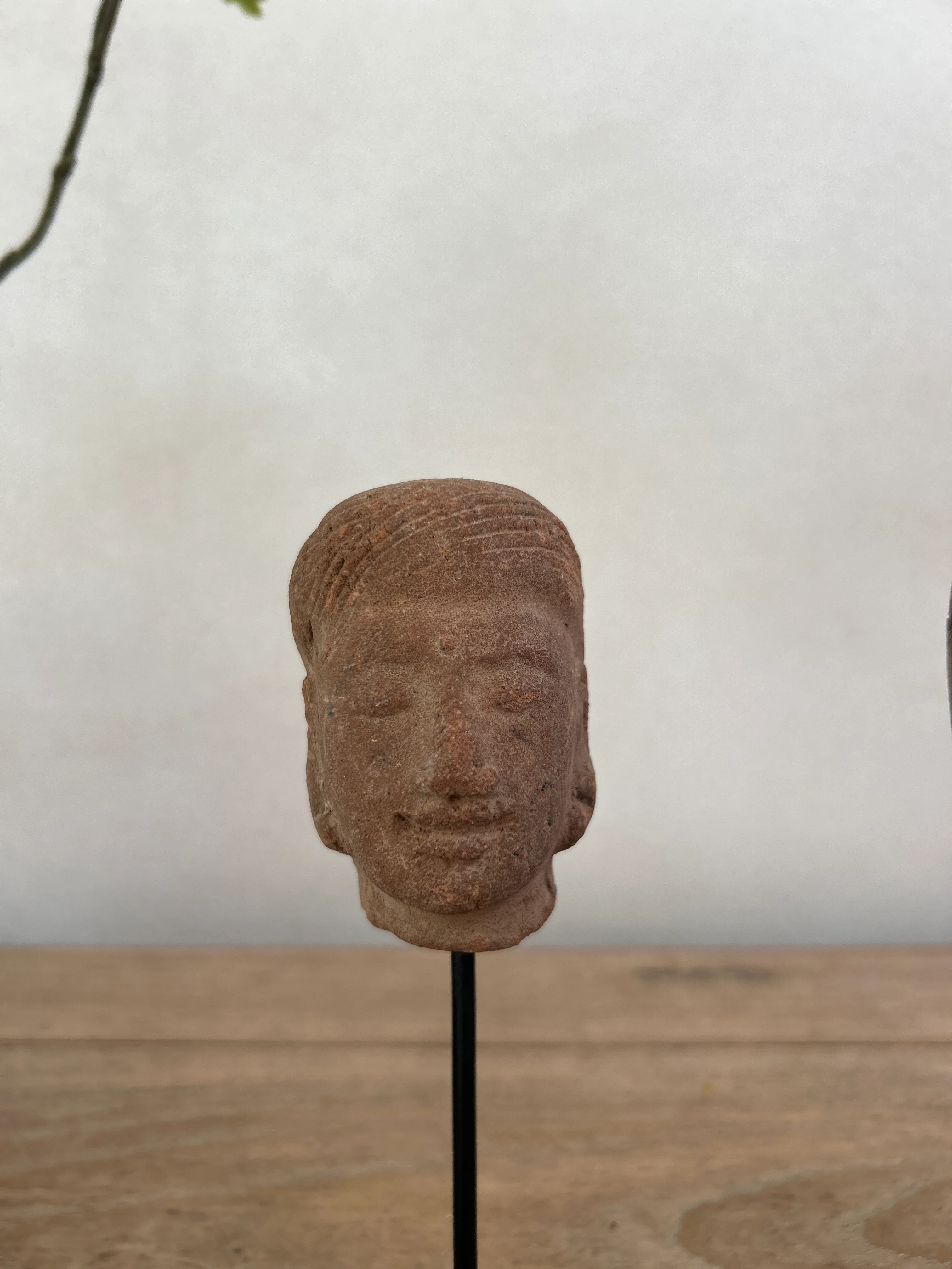 Hand-made antique terracotta heads on stand | Sita - Image 5