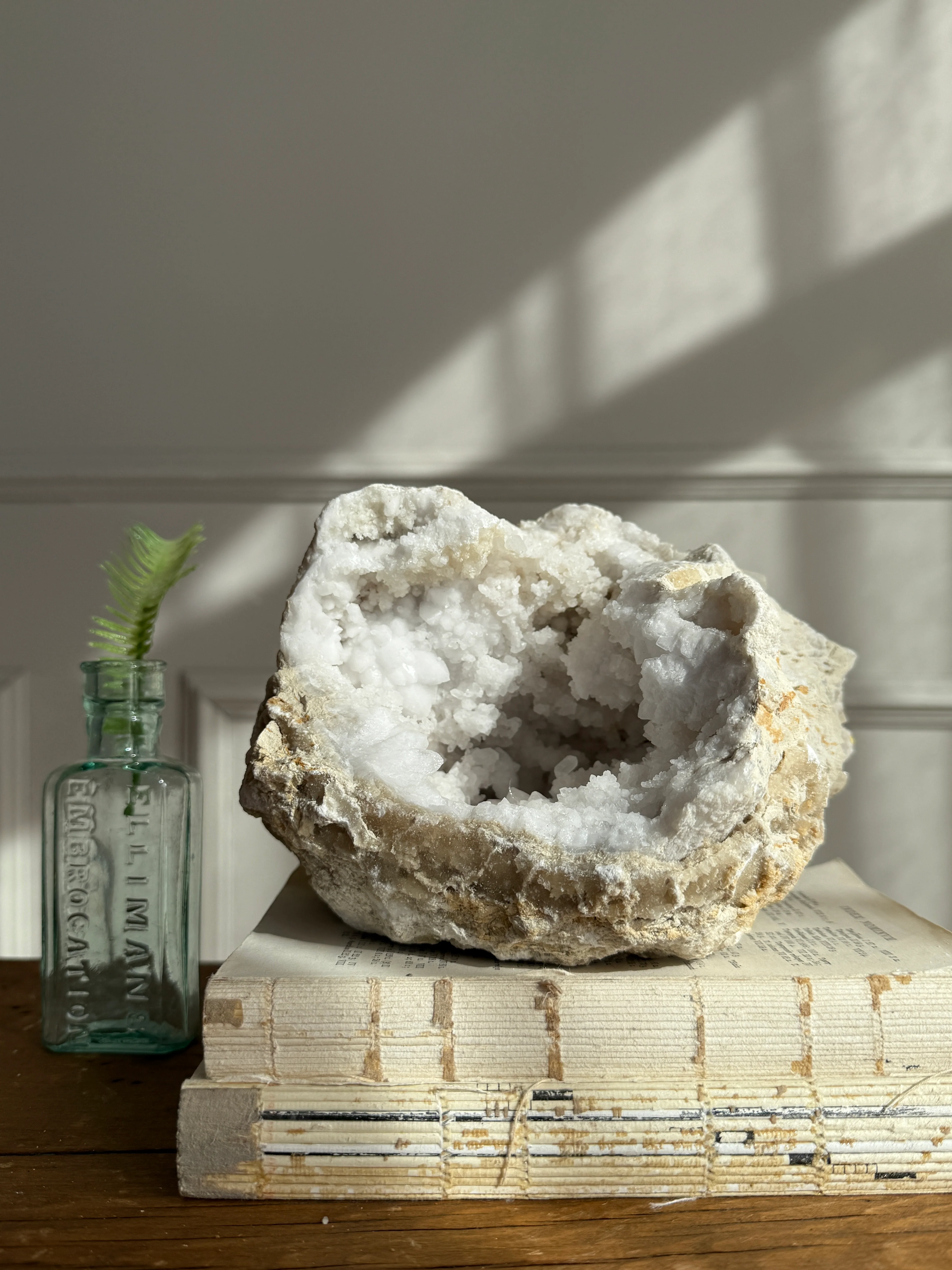 Large geode round rock with crystals - Image 3