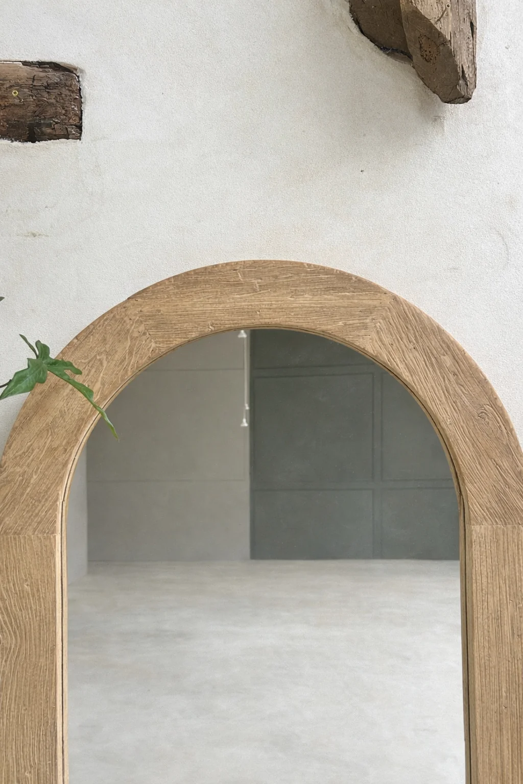 Large hand-carved elm arched rectangular mirror | Iris - Image 4