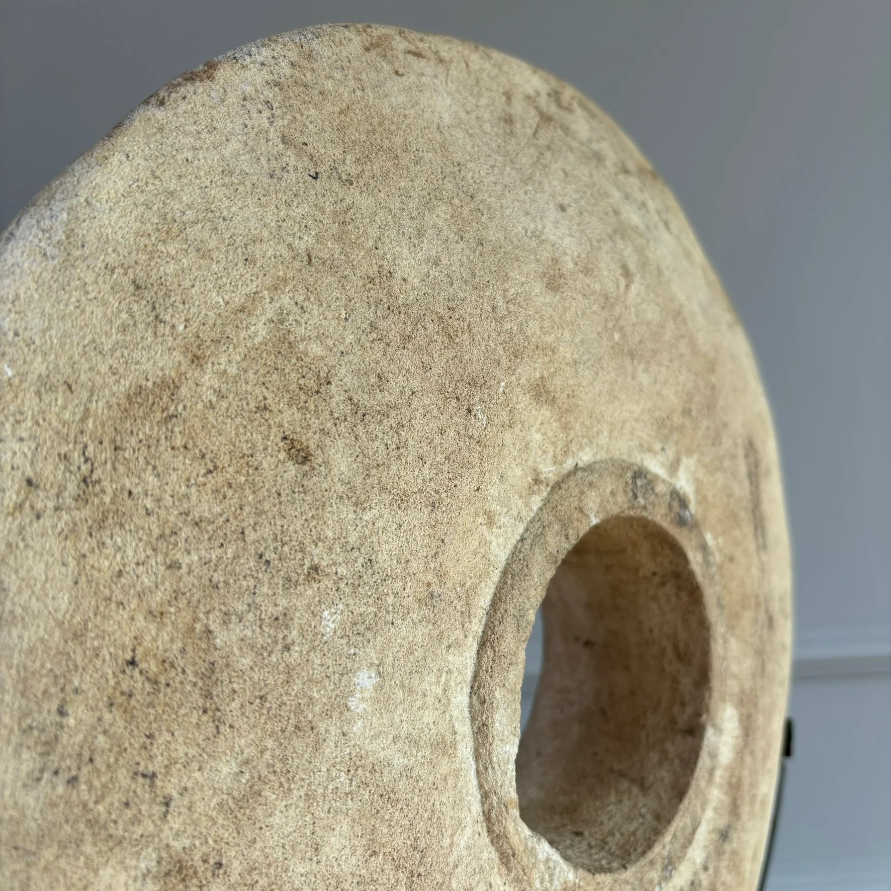Large sandstone disc on stand - Image 4