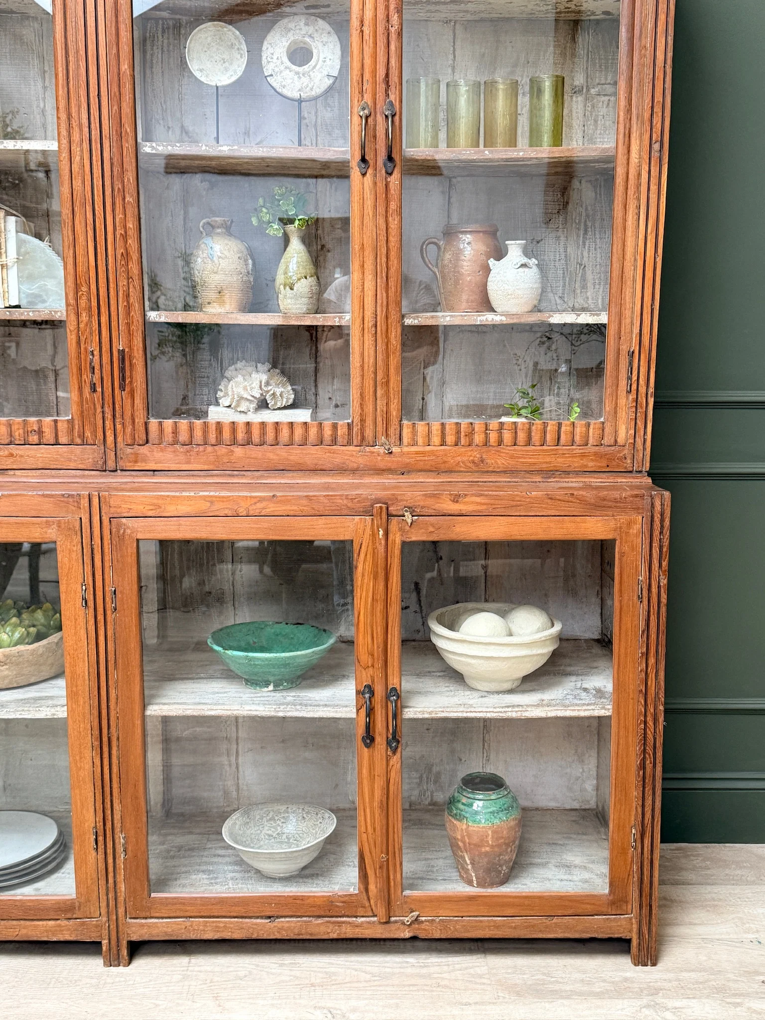 Large vintage glazed wooden display cabinet | Artie - Image 7
