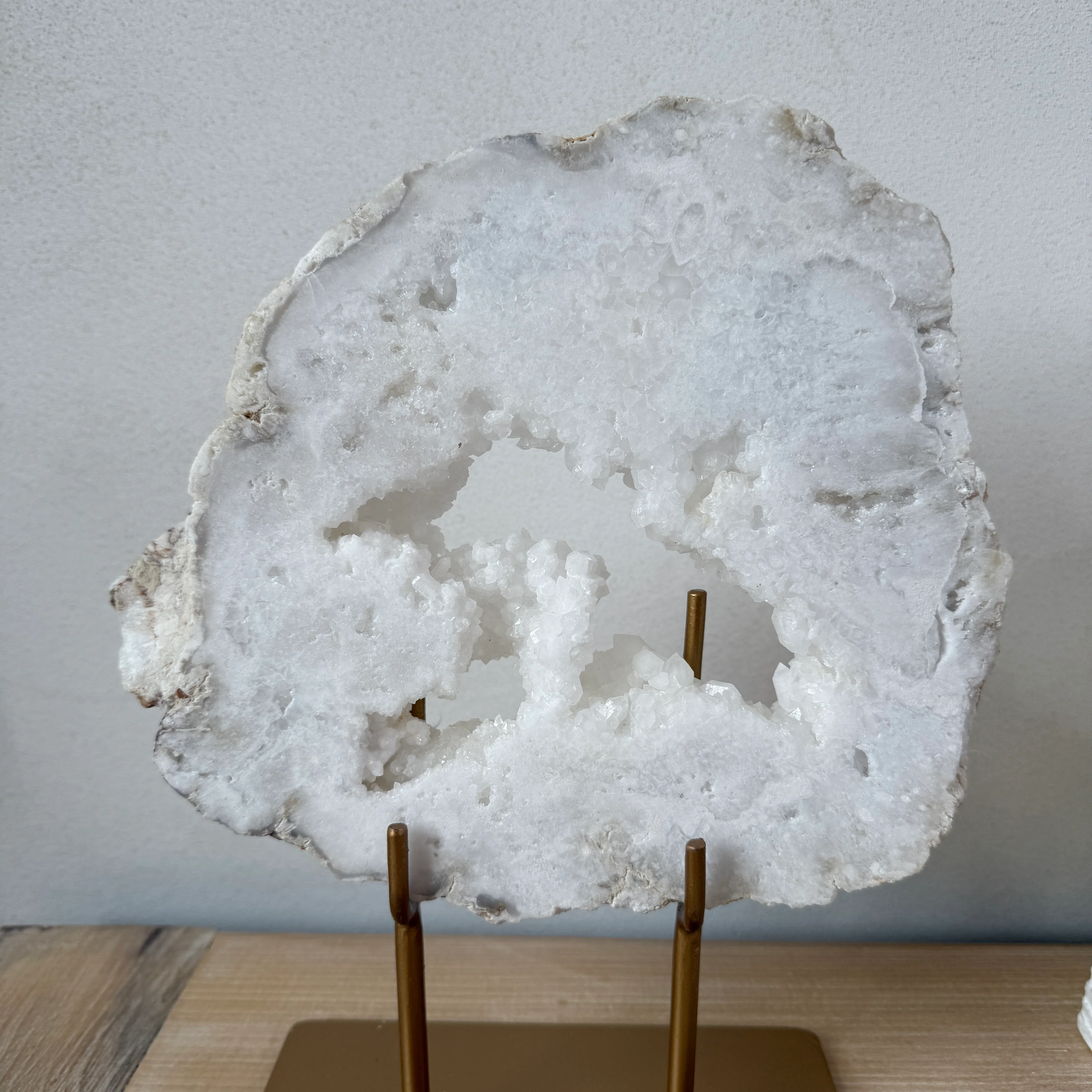 Natural crystal sculpture on stand - Image 5