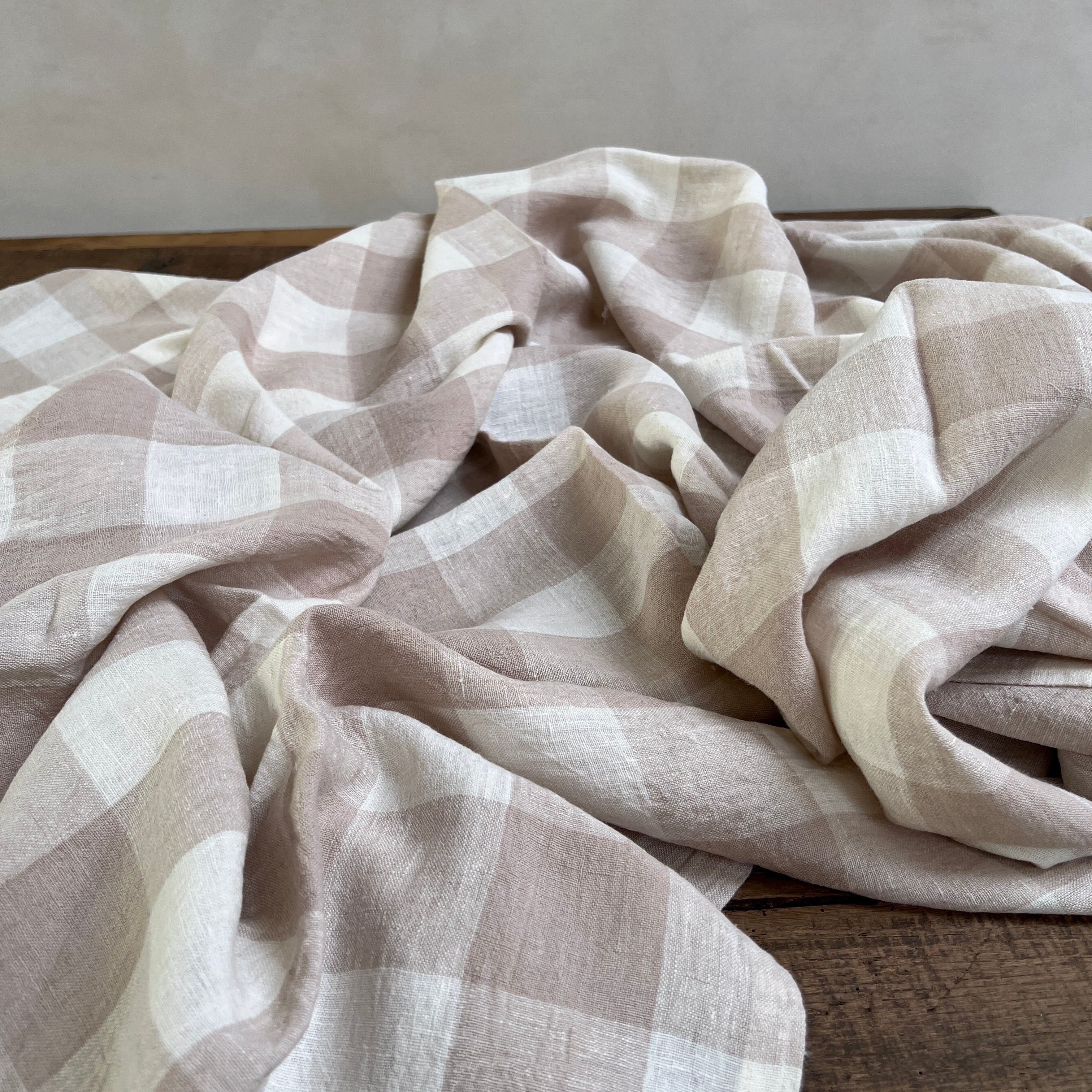 Neutral checked linen table cloth - Image 3
