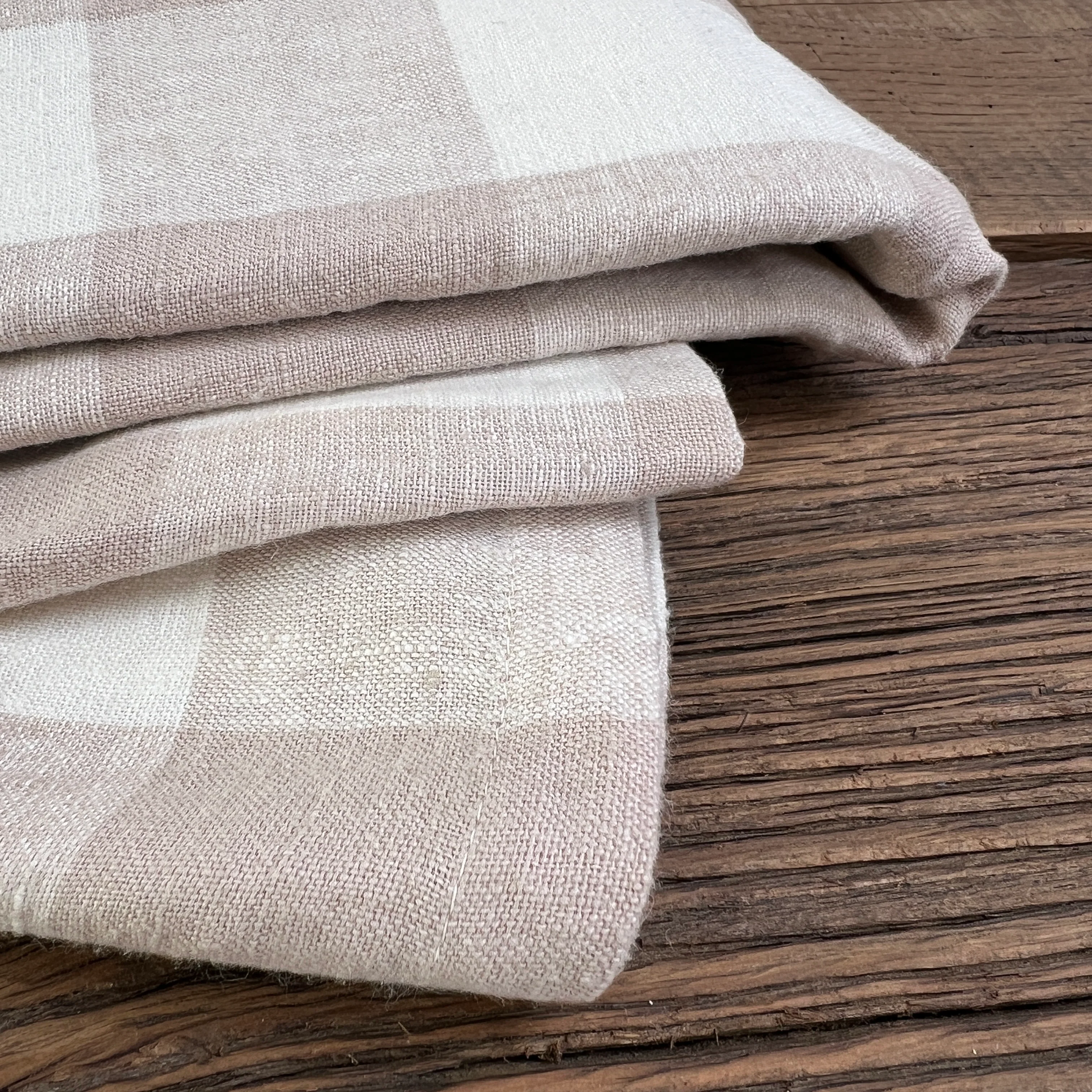 Neutral checked linen table cloth - Image 4