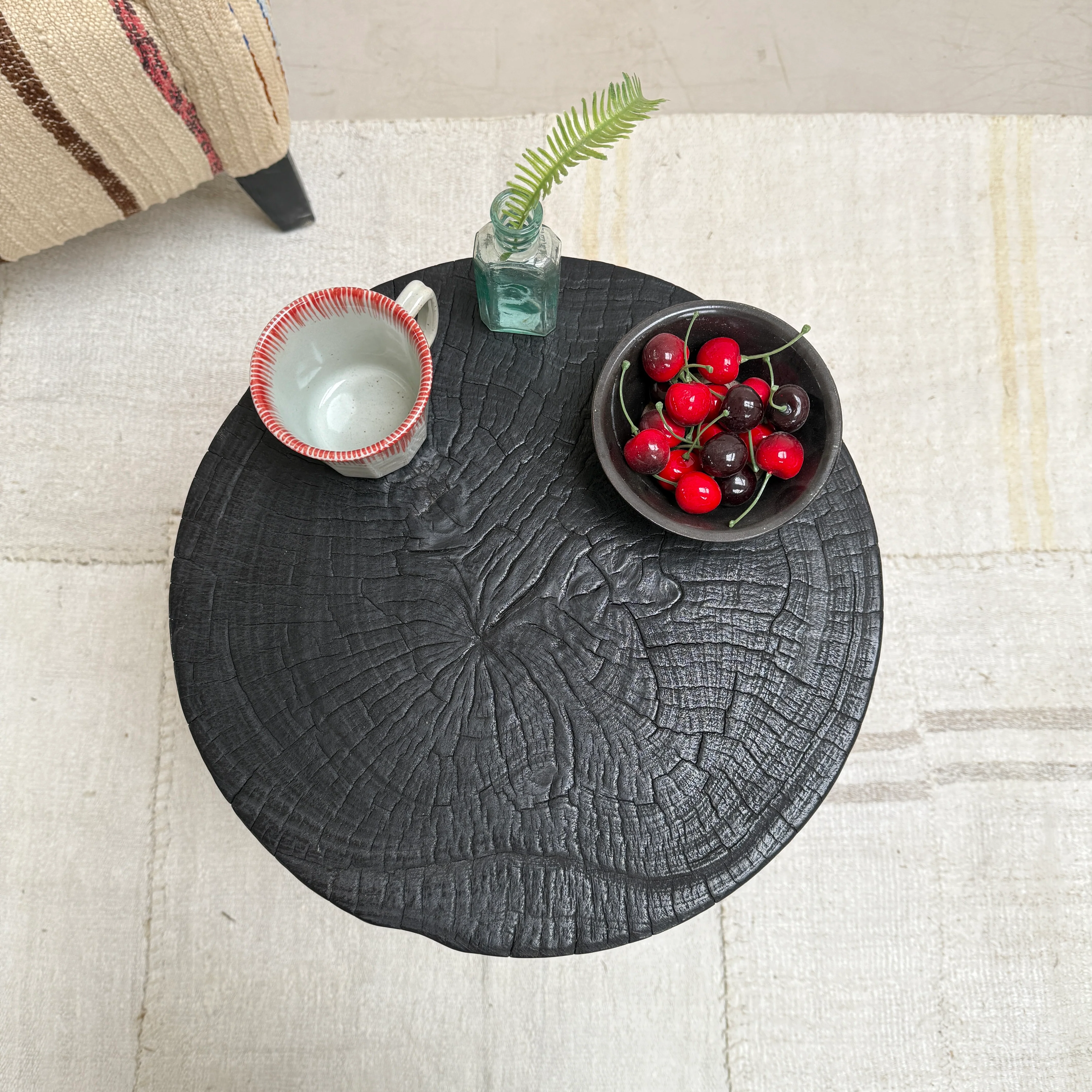 Round wooden side table | Carved - Image 5