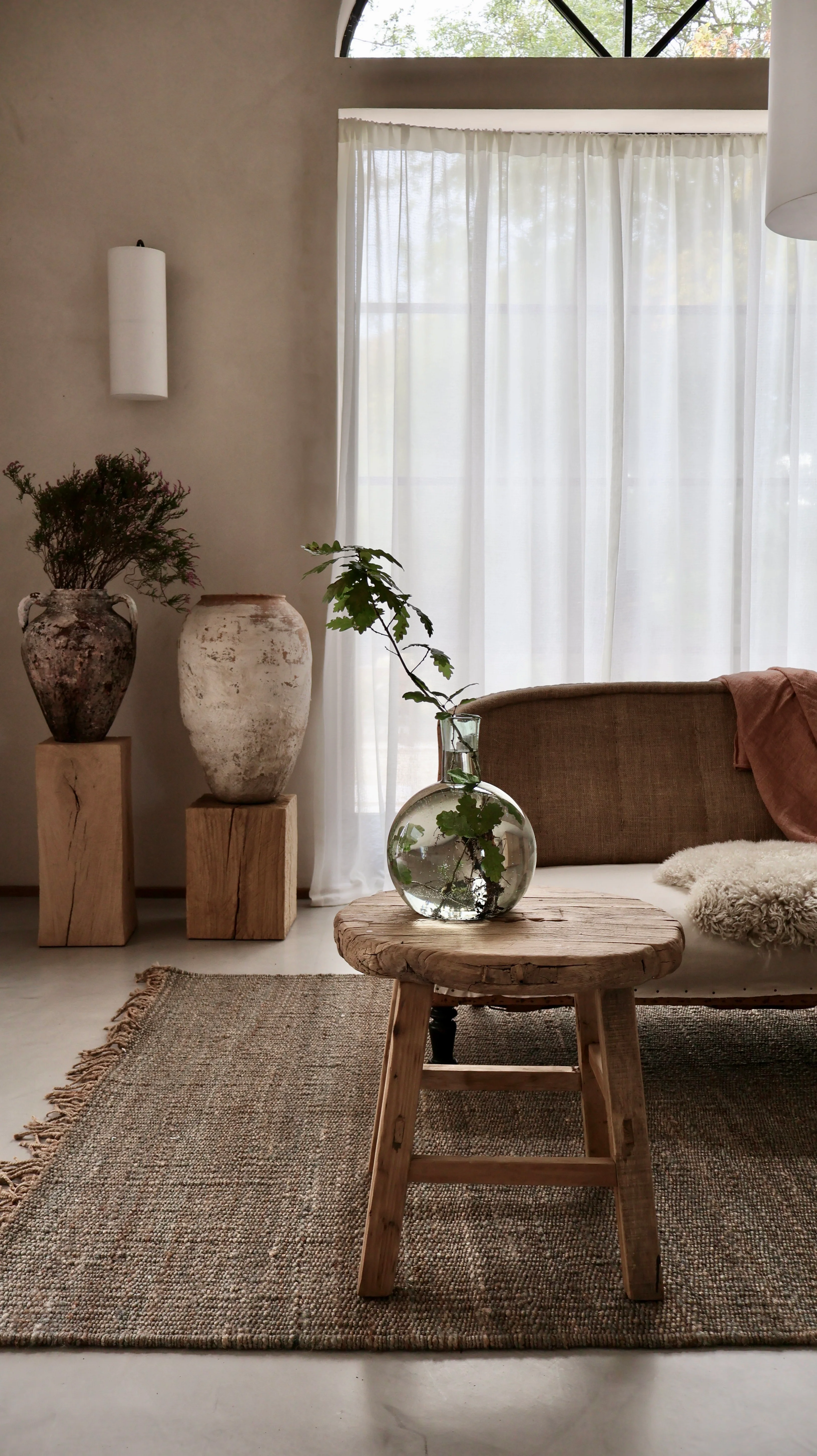 Rustic reclaimed elm round side table - Image 4