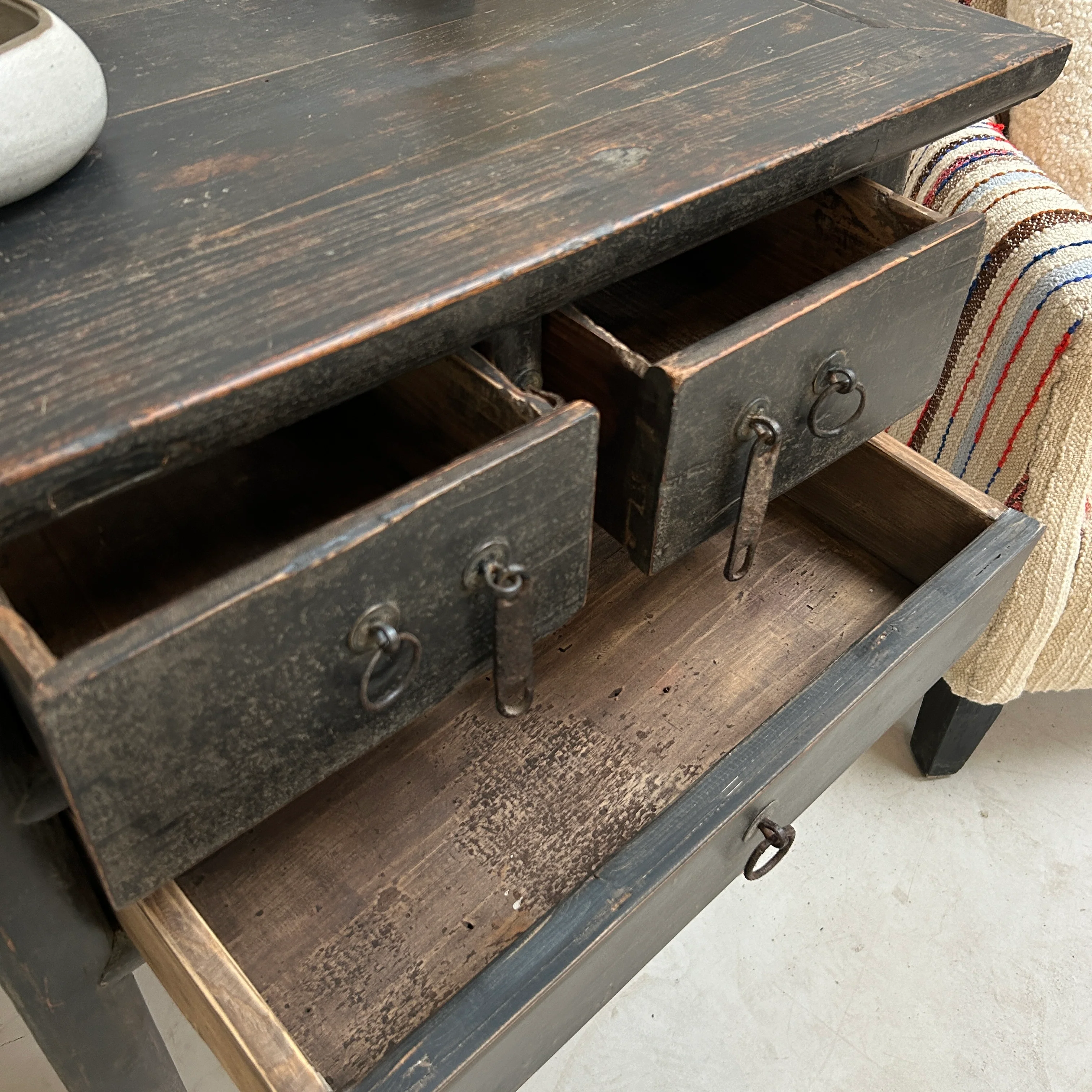 Small Antique Black Console Table | Shere - Image 4