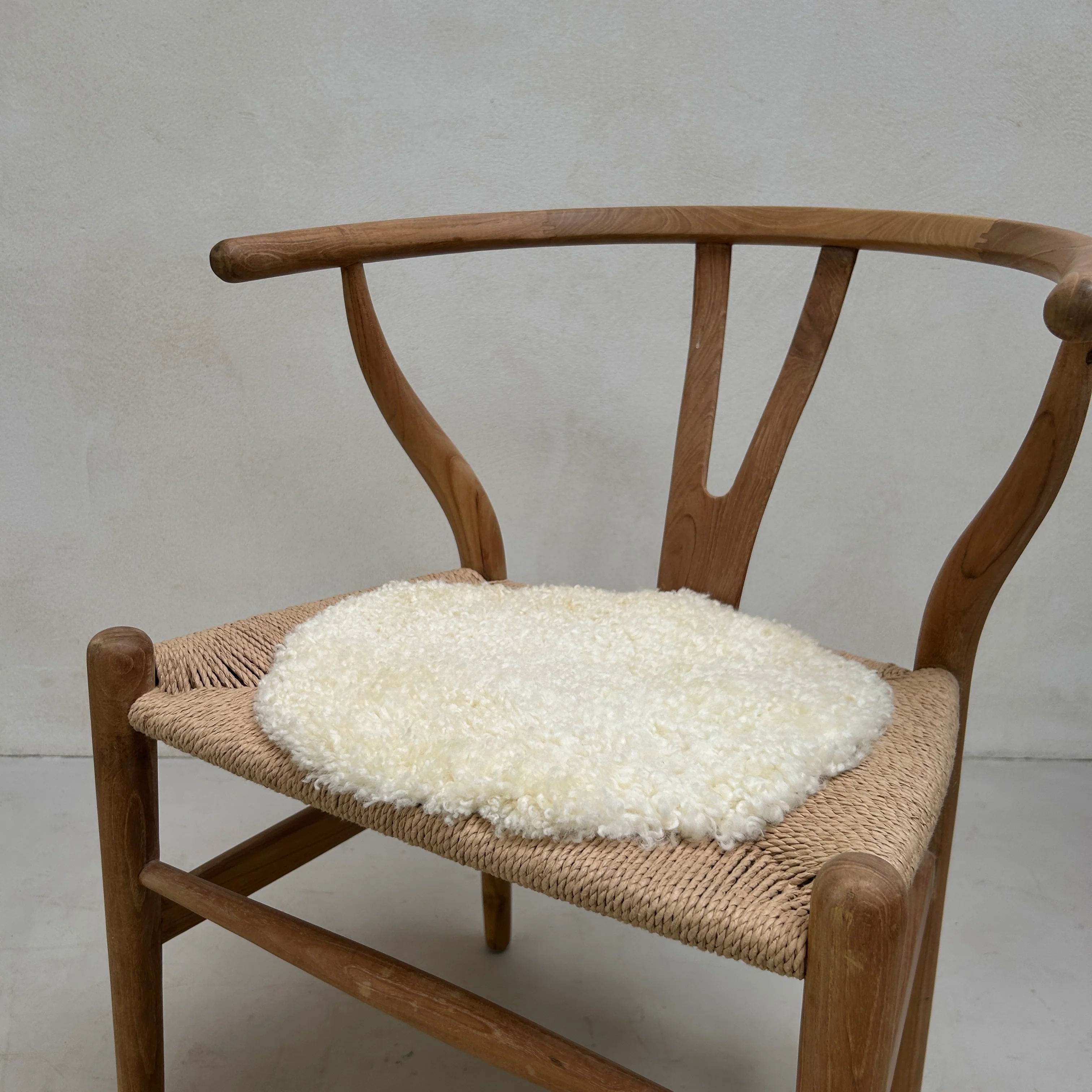 Round sheepskin seat topper - Image 10