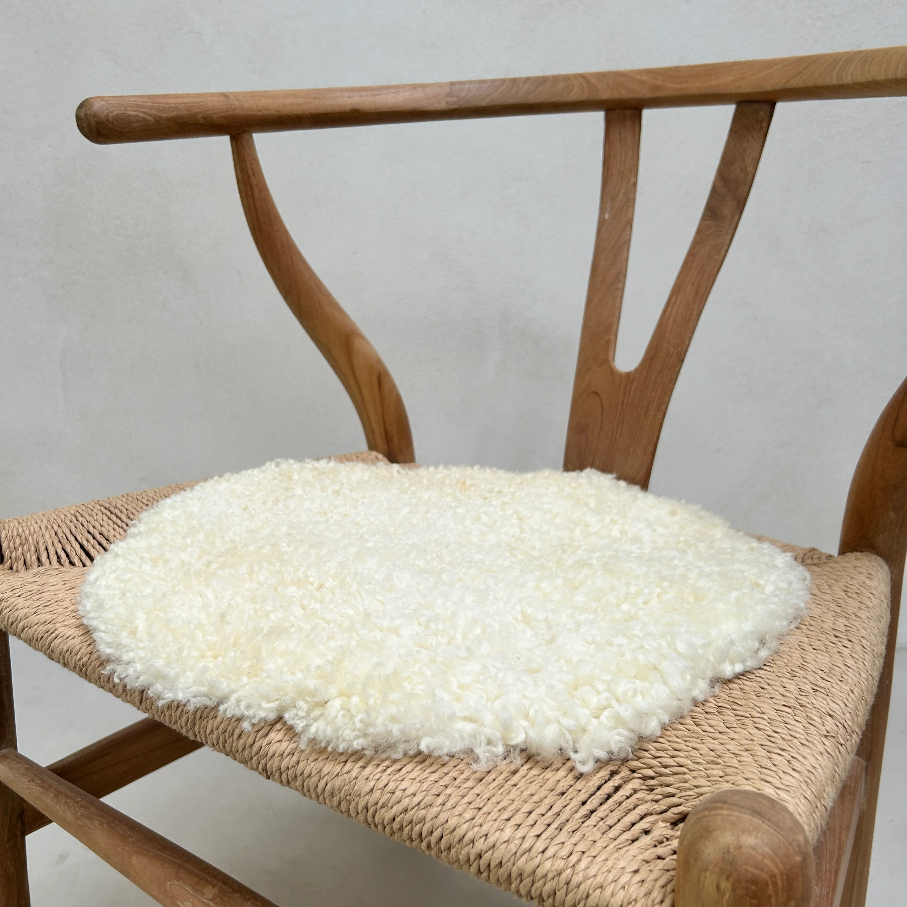 Round sheepskin seat topper - Image 8